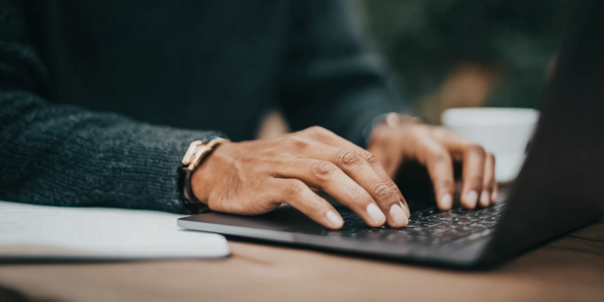 PAGE-LINKS-hands-on-keyboard-1