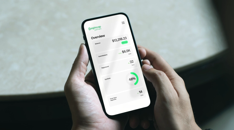 CONTENT-FEATURE-LG-PHONE-IN-HAND