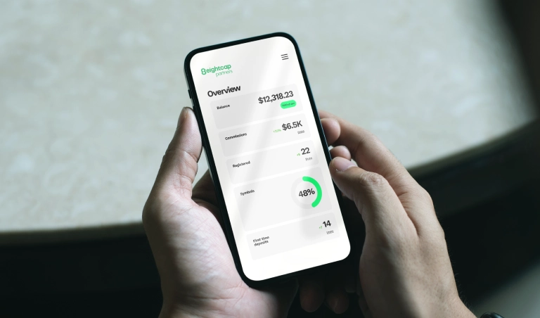 HERO-A-MD-PHONE-IN-HAND